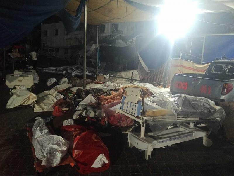 "Mirosul cadavrelor în descompunere era insuportabil". Palestinienii blocaţi în cel mai mare spital din Gaza au săpat o groapă comună. Niciun plan de salvare a bebelușilor "Mirosul cadavrelor în descompunere era insuportabil". Palestinienii blocaţi în cel mai mare spital din Gaza au săpat o groapă comună. Niciun plan de salvare a bebelușilor