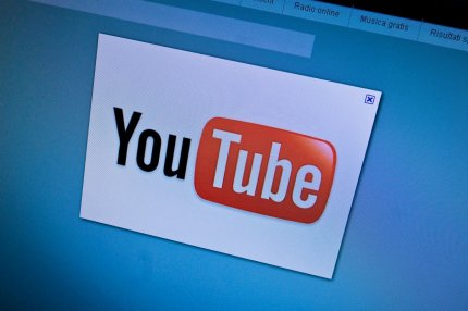 YouTube ia măsuri cu privire la videoclipurile false generate de AI. Ar putea fi folosite pentru manipularea electorală, avertizează platforma