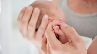 Într-un sătuc din Italia s-a născut primul copil din ultimii 30 de ani. Micuțul Axel este acum cel de-al 26-lea locuitor din Tizzola