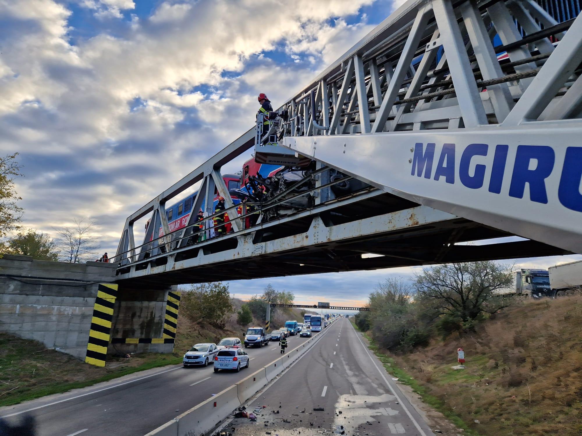 Accident teribil, în Constanţa: o maşină a fost "agăţată" şi târâtă de tren zeci de metri. Vehicul, rămas blocat între tren şi pasarela unui pod