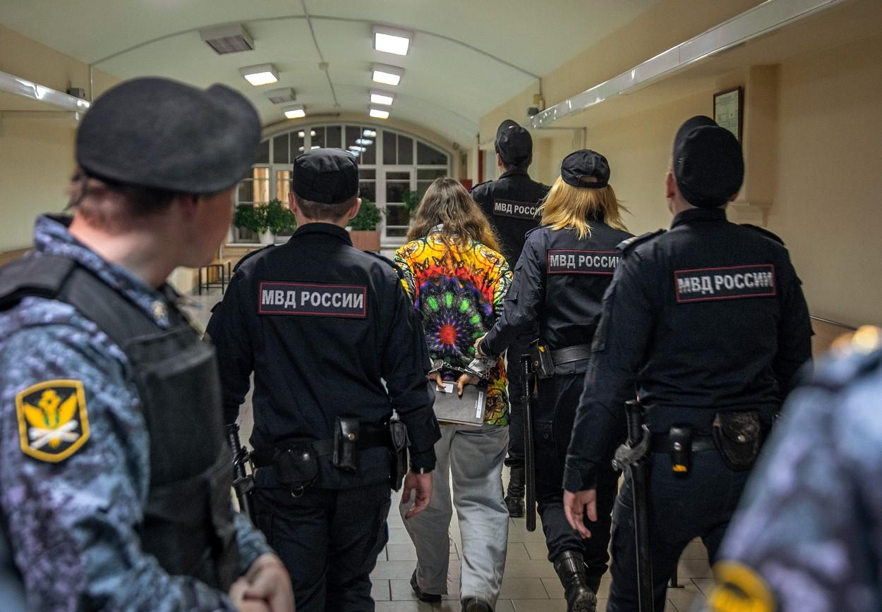 O artistă din Rusia, condamnată la 7 ani de închisoare, după ce a înlocuit etichetele de preţ dintr-un supermarket cu mesaje anti-război