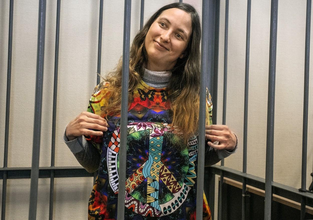 O artistă din Rusia, condamnată la 7 ani de închisoare, după ce a înlocuit etichetele de preţ dintr-un supermarket cu mesaje anti-război