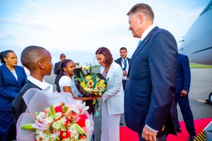 Klaus Iohannis a fost primit de preşedintele Tanzaniei. La aeroport a fost întâmpinat cu flori