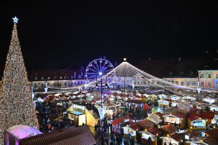 Târgul de Crăciun din Sibiu, deschis oficial. Imagini de poveste: mii de oameni s-au adunat în Piaţa Mare să vadă iluminatul festiv şi decoraţiunile