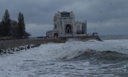 Marea agitată face furori. Constănţenii au înfruntat vântul puternic pentru o fotografie perfectă cu valurile