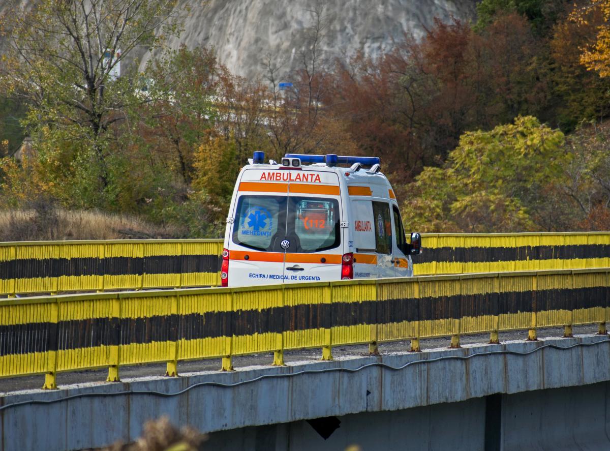 Maşină făcută praf pe strada Dacia din Bucov ambulanta
