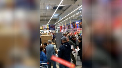 "De la ora două am stat aici". Mall din Arad, deschis cu gălăgie, coate şi mare îmbulzeală: ce se vindea la preţ redus