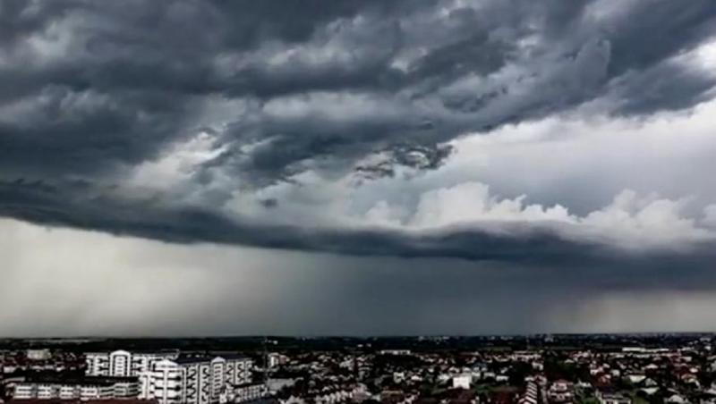 Jumătate de țară, sub avertizare cod galben de vreme severă. Urmează două zile cu furtuni puternice și rafale de peste 110 km/h la munte