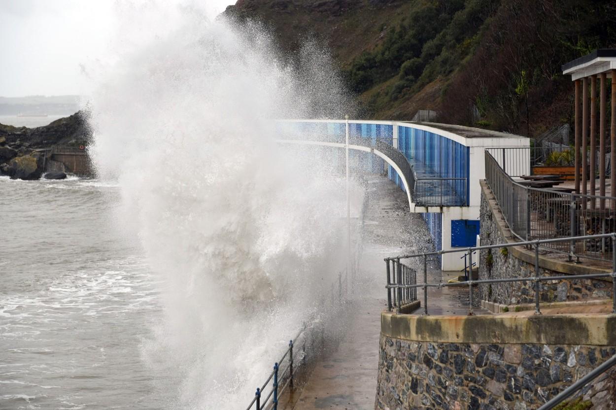 Furtuna Ciaran a lovit vestul Europei: Valuri de 20 de metri şi rafalele de vânt de 200 km/h în Franţa. Imagini impresionante
