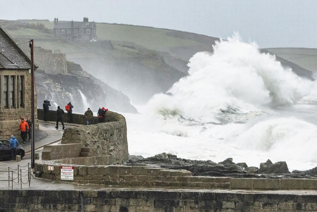 Furtuna Ciaran a lovit vestul Europei: Valuri de 20 de metri şi rafalele de vânt de 200 km/h în Franţa. Imagini impresionante