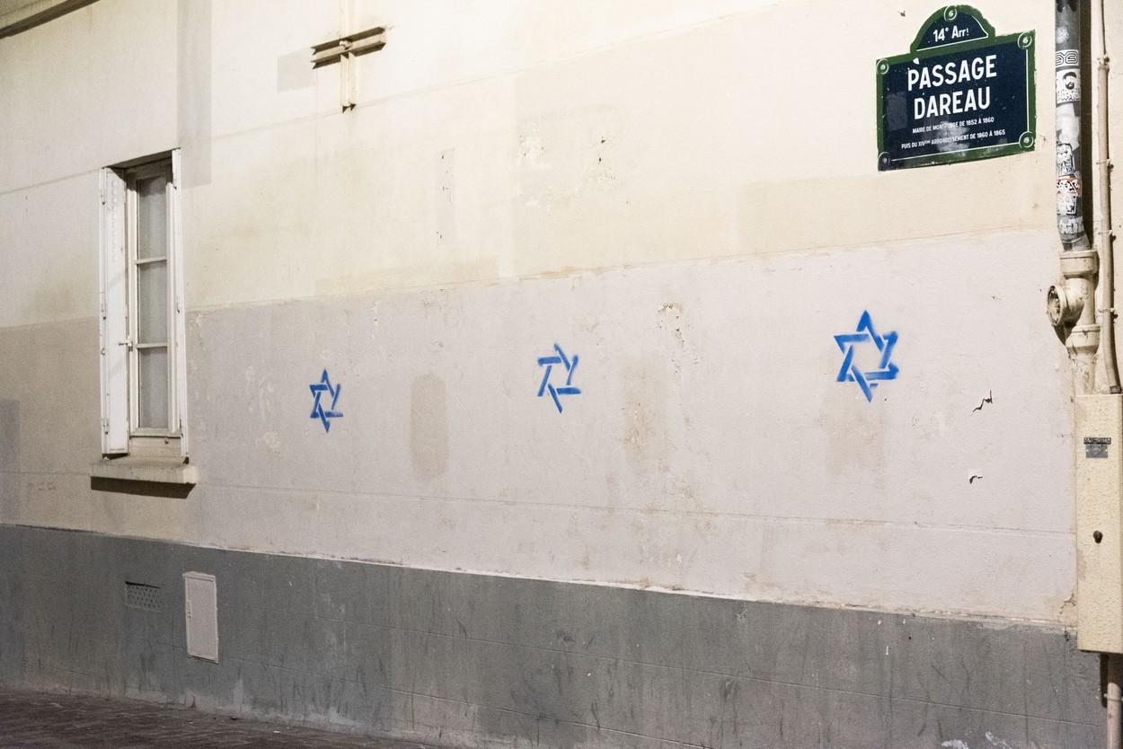 Un cuplu de moldoveni, prins în timp ce desena steaua lui David pe o clădire din Paris. Pe cine au dat vina la audieri