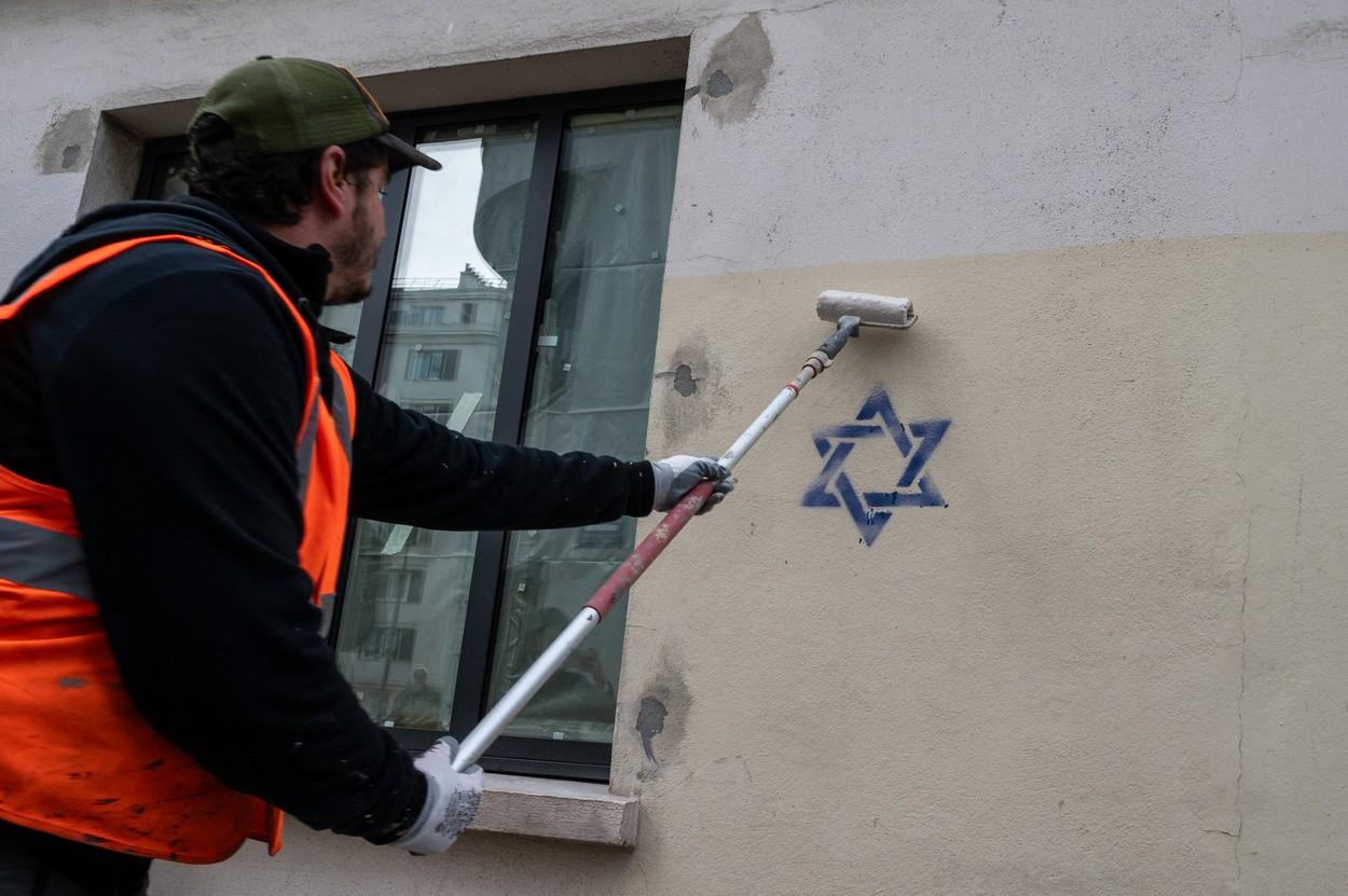 Un cuplu de moldoveni, prins în timp ce desena steaua lui David pe o clădire din Paris. Pe cine au dat vina la audieri