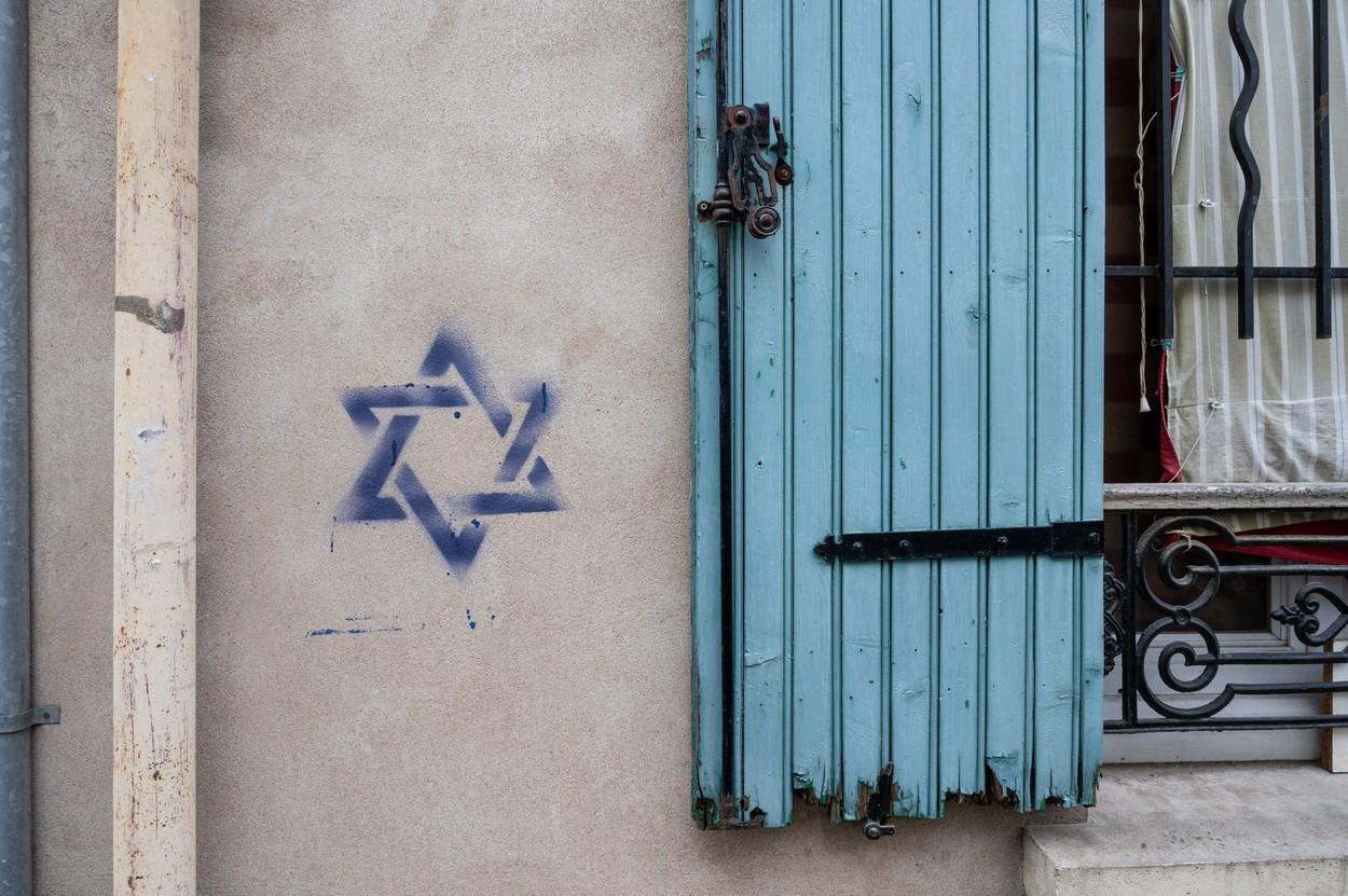 Un cuplu de moldoveni, prins în timp ce desena steaua lui David pe o clădire din Paris. Pe cine au dat vina la audieri