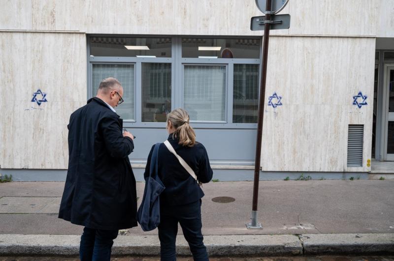 Un cuplu de moldoveni, prins în timp ce desena steaua lui David pe o clădire din Paris. Pe cine au dat vina la audieri Un cuplu de moldoveni, prins în timp ce desena steaua lui David pe o clădire din Paris. Pe cine au dat vina la audieri