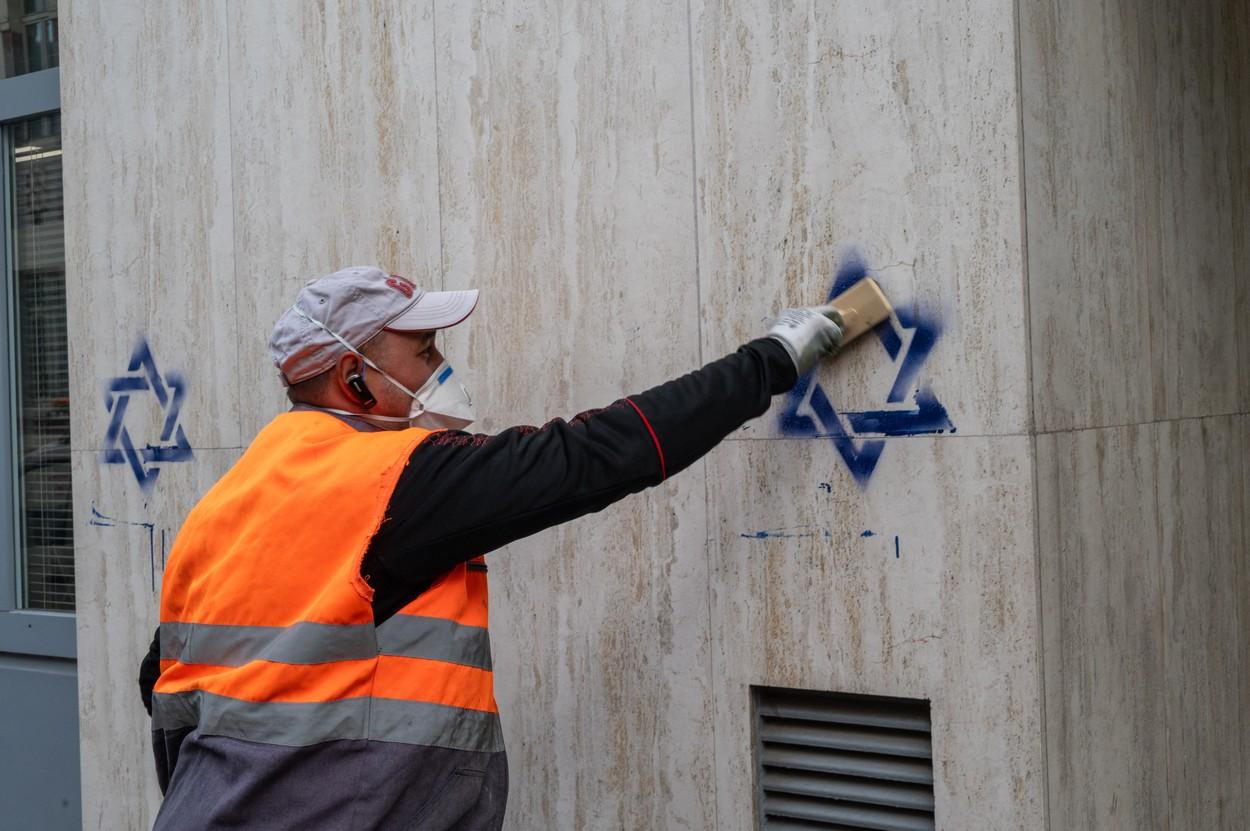 Un cuplu de moldoveni, prins în timp ce desena steaua lui David pe o clădire din Paris. Pe cine au dat vina la audieri