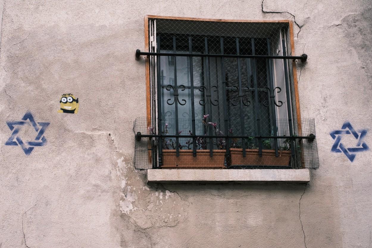 Un cuplu de moldoveni, prins în timp ce desena steaua lui David pe o clădire din Paris. Pe cine au dat vina la audieri