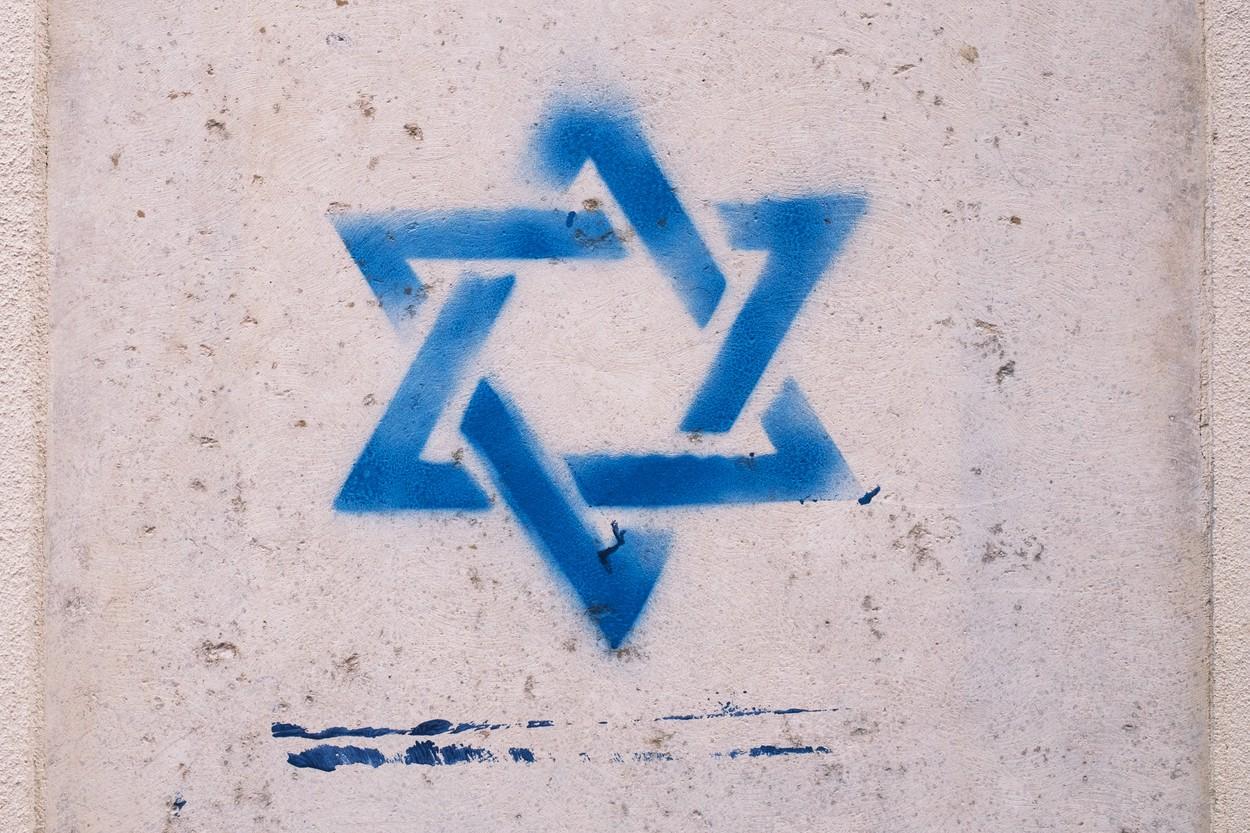 Un cuplu de moldoveni, prins în timp ce desena steaua lui David pe o clădire din Paris. Pe cine au dat vina la audieri