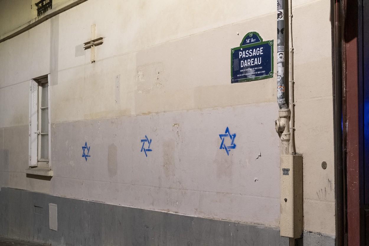 Un cuplu de moldoveni, prins în timp ce desena steaua lui David pe o clădire din Paris. Pe cine au dat vina la audieri