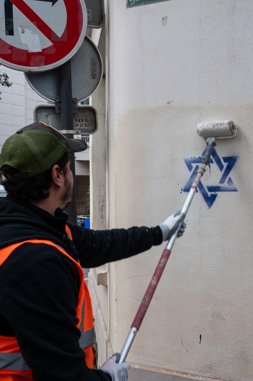 Un cuplu de moldoveni, prins în timp ce desena steaua lui David pe o clădire din Paris. Pe cine au dat vina la audieri