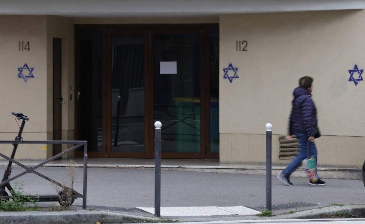 Un cuplu de moldoveni, prins în timp ce desena steaua lui David pe o clădire din Paris. Pe cine au dat vina la audieri