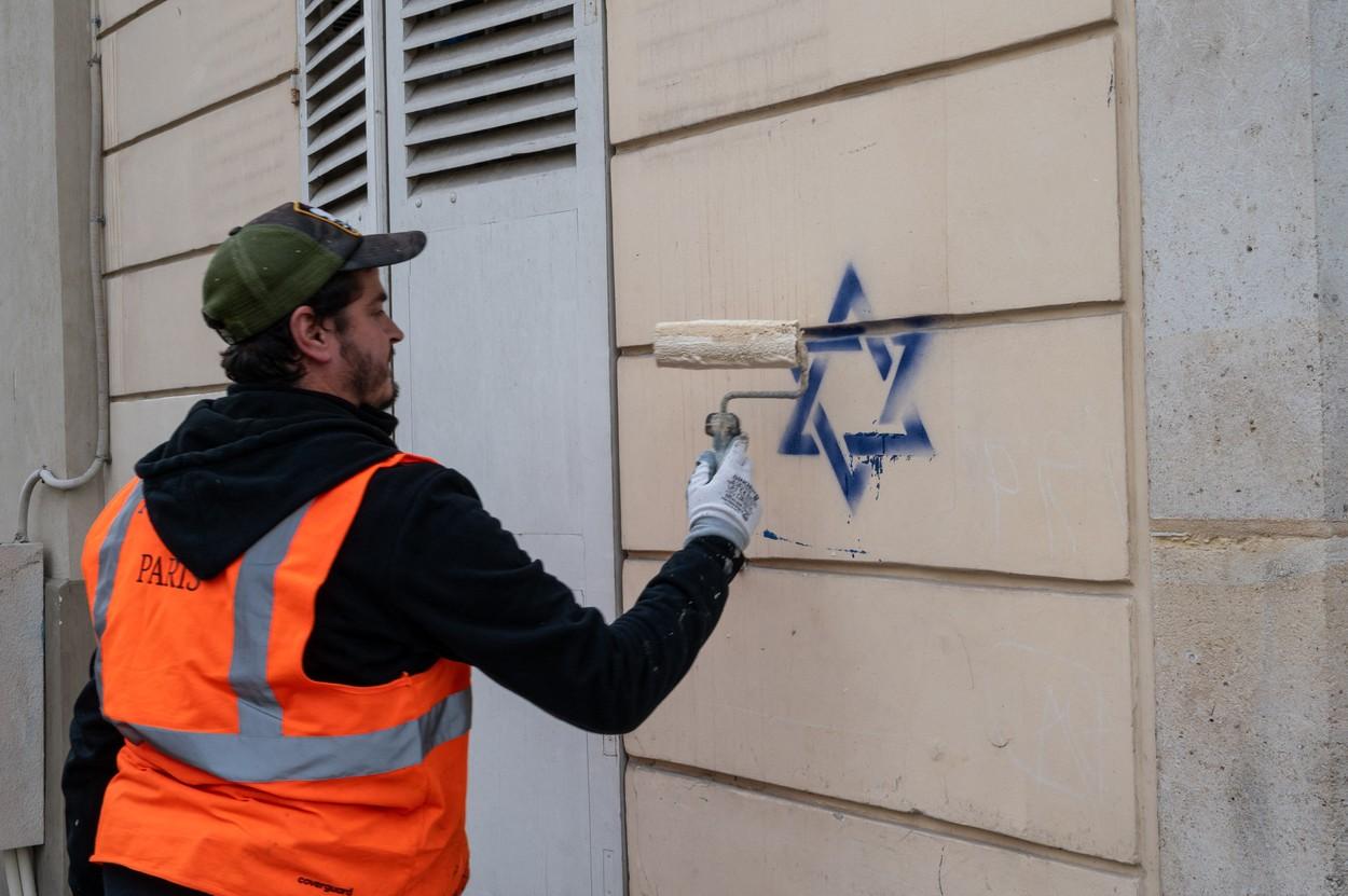 Un cuplu de moldoveni, prins în timp ce desena steaua lui David pe o clădire din Paris. Pe cine au dat vina la audieri