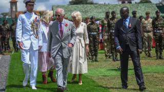 Momentul în care Regele Charles se împiedică pe iarbă, într-un cimitir din Kenya. Reacţia monarhului