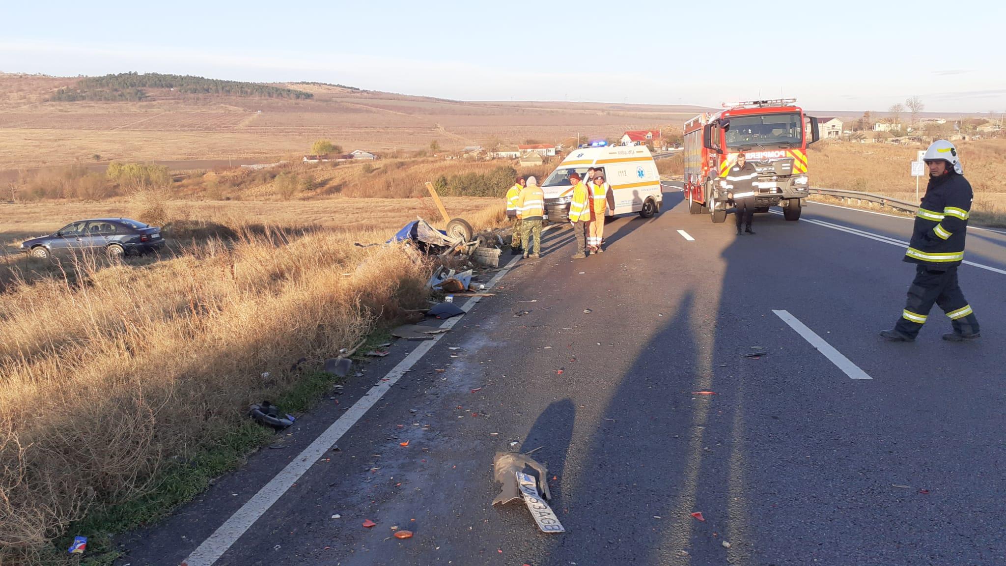 Un microbuz a plonjat într-un câmp, după ce s-a ciocnit cu un TIR, în Constanţa. Mai multe persoane au fost rănite