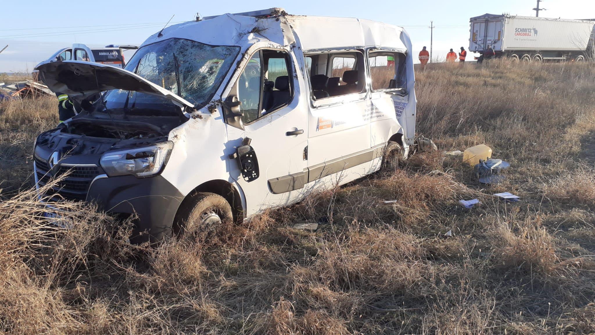 Un microbuz a plonjat într-un câmp, după ce s-a ciocnit cu un TIR, în Constanţa. Mai multe persoane au fost rănite