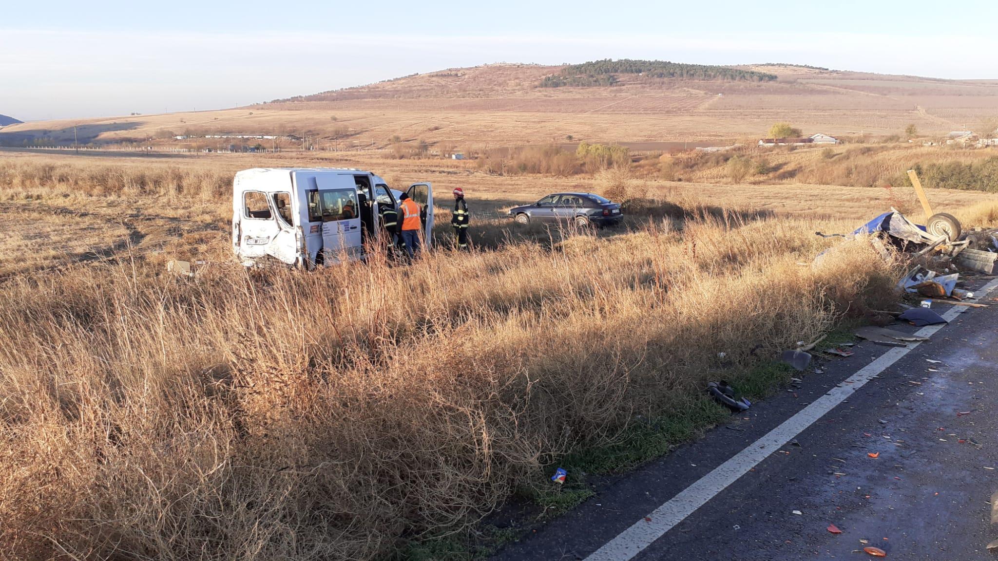 Un microbuz a plonjat într-un câmp, după ce s-a ciocnit cu un TIR, în Constanţa. Mai multe persoane au fost rănite