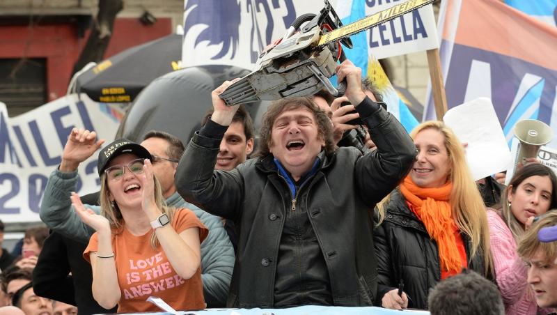 Cine este noul preşedinte al Argentinei: Javier Milei, un populist extremist, care şi-a făcut campanie cu drujba în mână