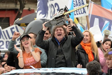 Cine este noul preşedinte al Argentinei: Javier Milei, un populist extremist, care şi-a făcut campanie cu drujba în mână şi promite a promis ''sfârşitul decadenţei''