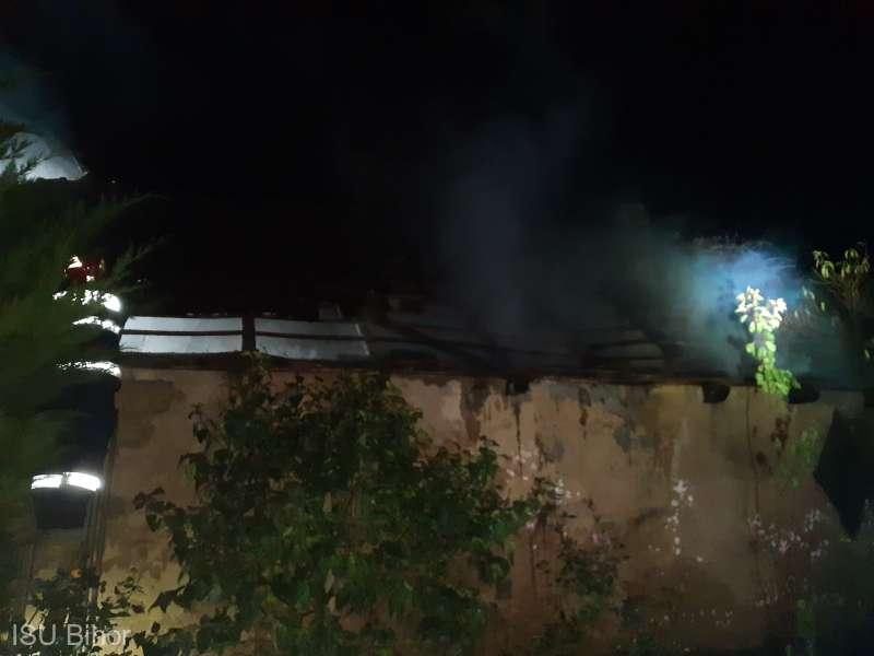 Un bătrân de 77 de ani a murit carbonizat în propria casă, după ce a aruncat în sobă rumeguş şi ulei. Nu avea bani de lemne de foc