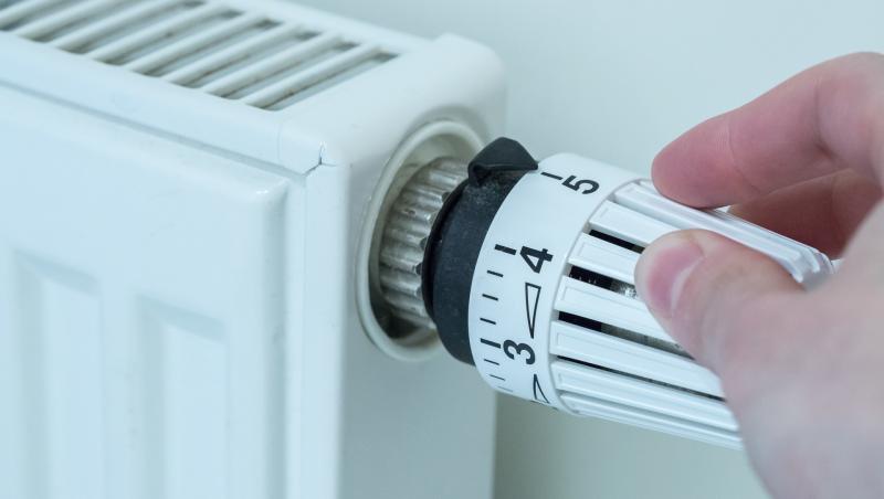 Românii care nu şi-au pus încă repartitoarele de căldură ar putea fi păsuiţi încă un an. Ce amenzi riscă cei care refuză în continuare să le monteze