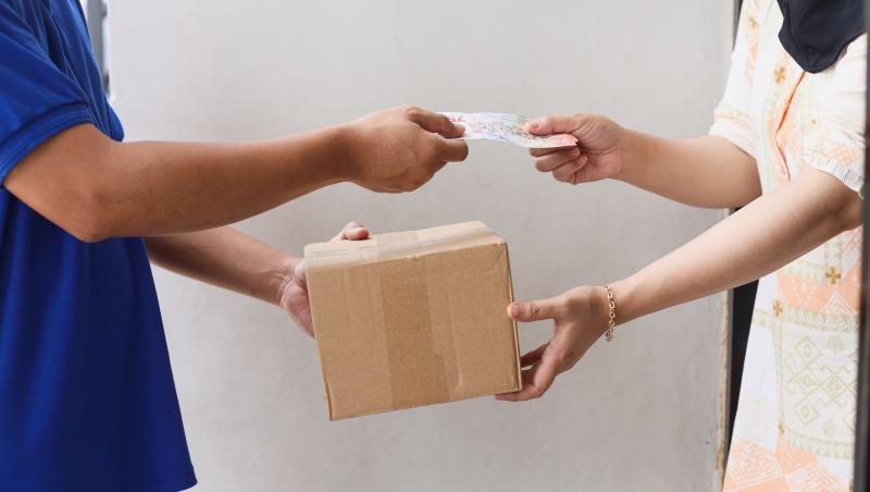 Un curier a dat lovitura de Black Friday. Tânărul de 21 de ani din Maramureş a furat 150.000 de lei, bani strânşi de la restul colegilor