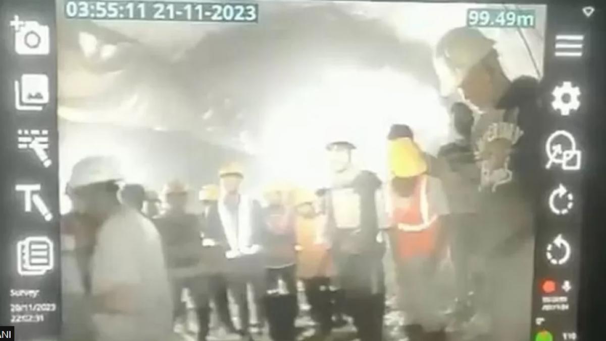 Primele imagini cu muncitorii blocaţi în tunelul surpat din India Primele imagini cu muncitorii blocaţi în tunelul surpat din India