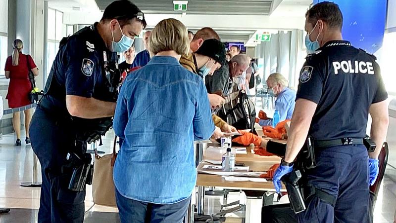 Un sandvici de 3.000 de dolari. Cum a ajuns o pensionară să dea suma uriaşă de bani, pe aeroportul din Queensland: "Am început să plâng"