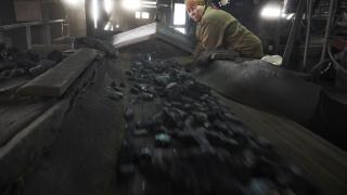 Premieră în Ucraina. Cu bărbaţii plecaţi pe front, minele au rămas fără angajaţi: femeilor li se permite acum să coboare în subteran