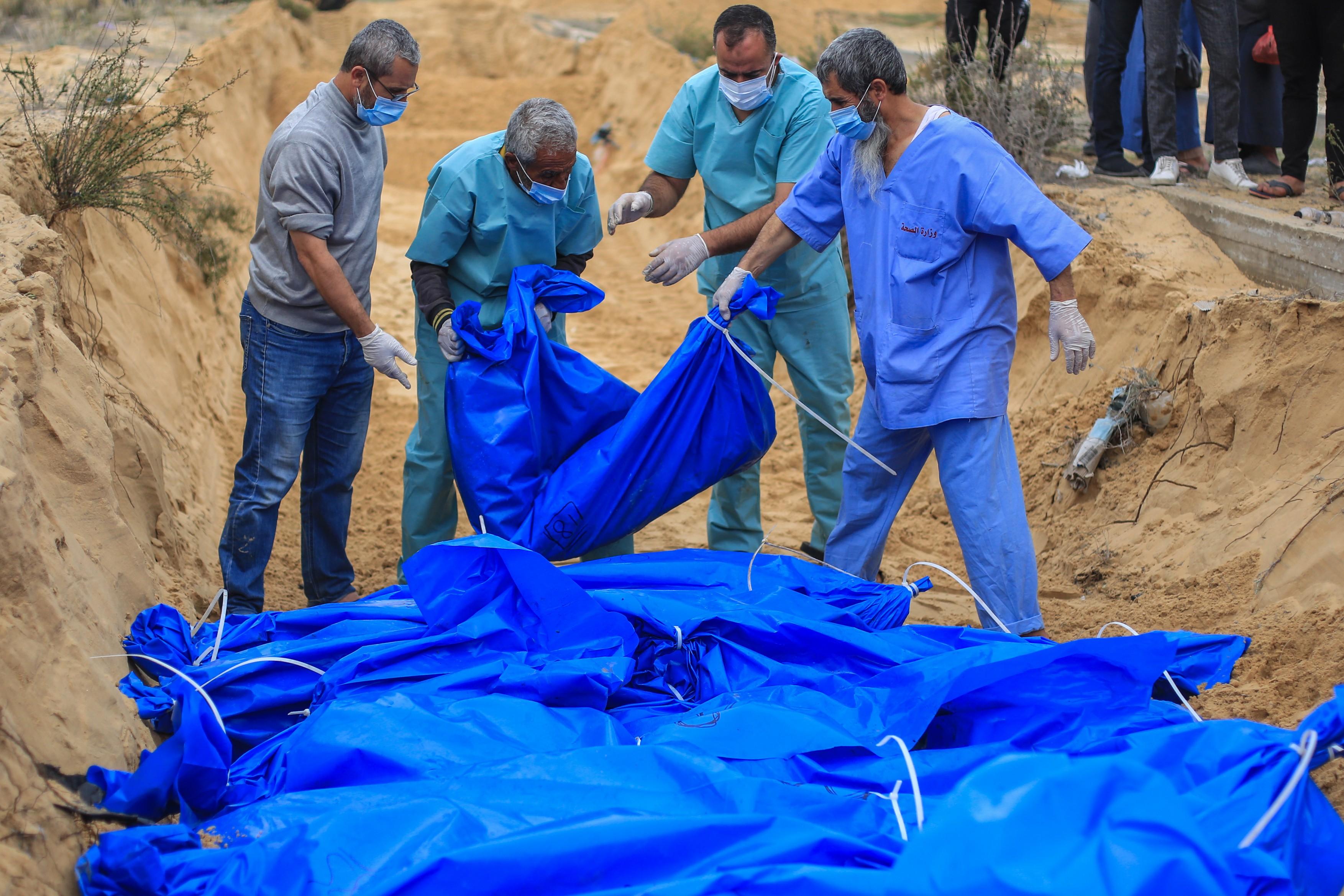 Încetarea focului în Gaza va începe joi, la 10:00, anunţă Hamas. Zeci de palestieni, îngropaţi în gropi comune. Cine sunt deţinuţii eliberaţi