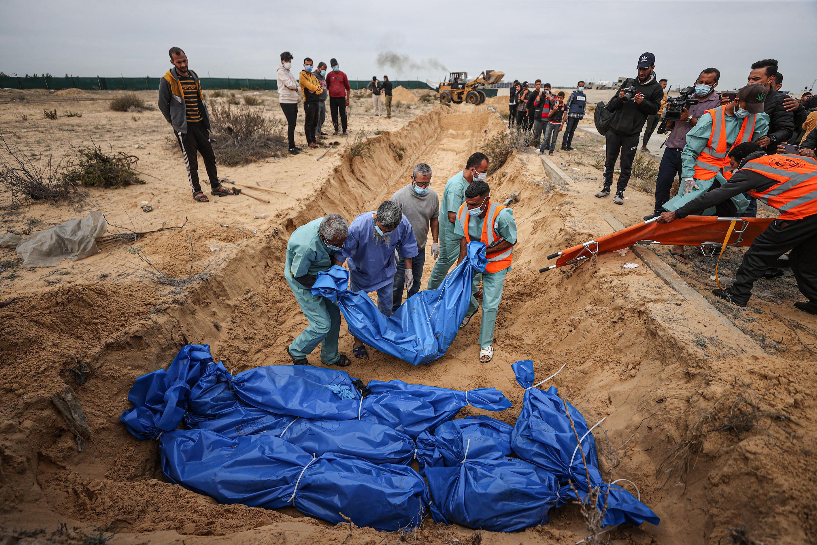 Încetarea focului în Gaza va începe joi, la 10:00, anunţă Hamas. Zeci de palestieni, îngropaţi în gropi comune. Cine sunt deţinuţii eliberaţi