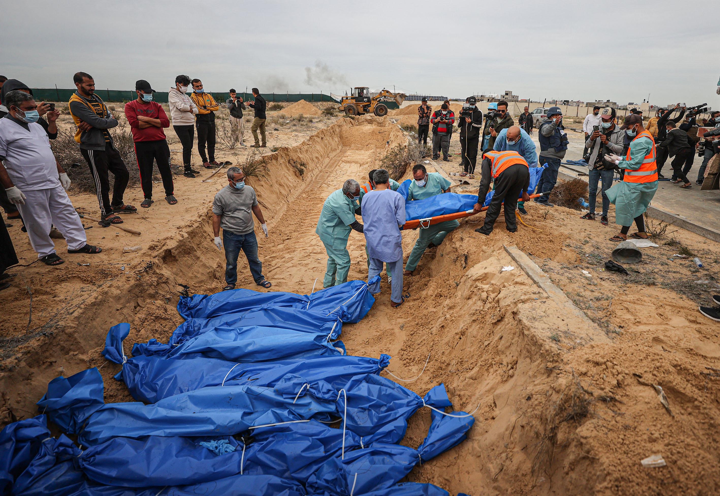 Încetarea focului în Gaza va începe joi, la 10:00, anunţă Hamas. Zeci de palestieni, îngropaţi în gropi comune. Cine sunt deţinuţii eliberaţi