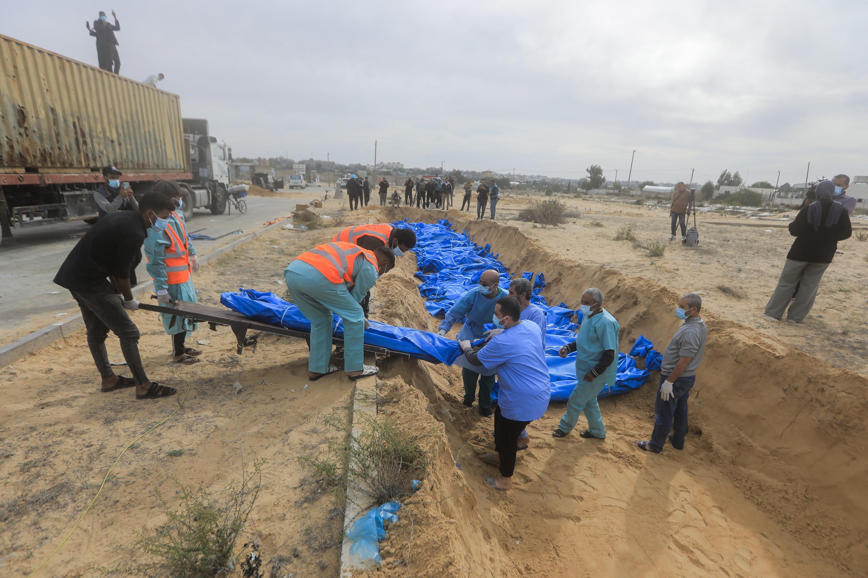 Încetarea focului în Gaza va începe joi, la 10:00, anunţă Hamas. Zeci de palestieni, îngropaţi în gropi comune. Cine sunt deţinuţii eliberaţi