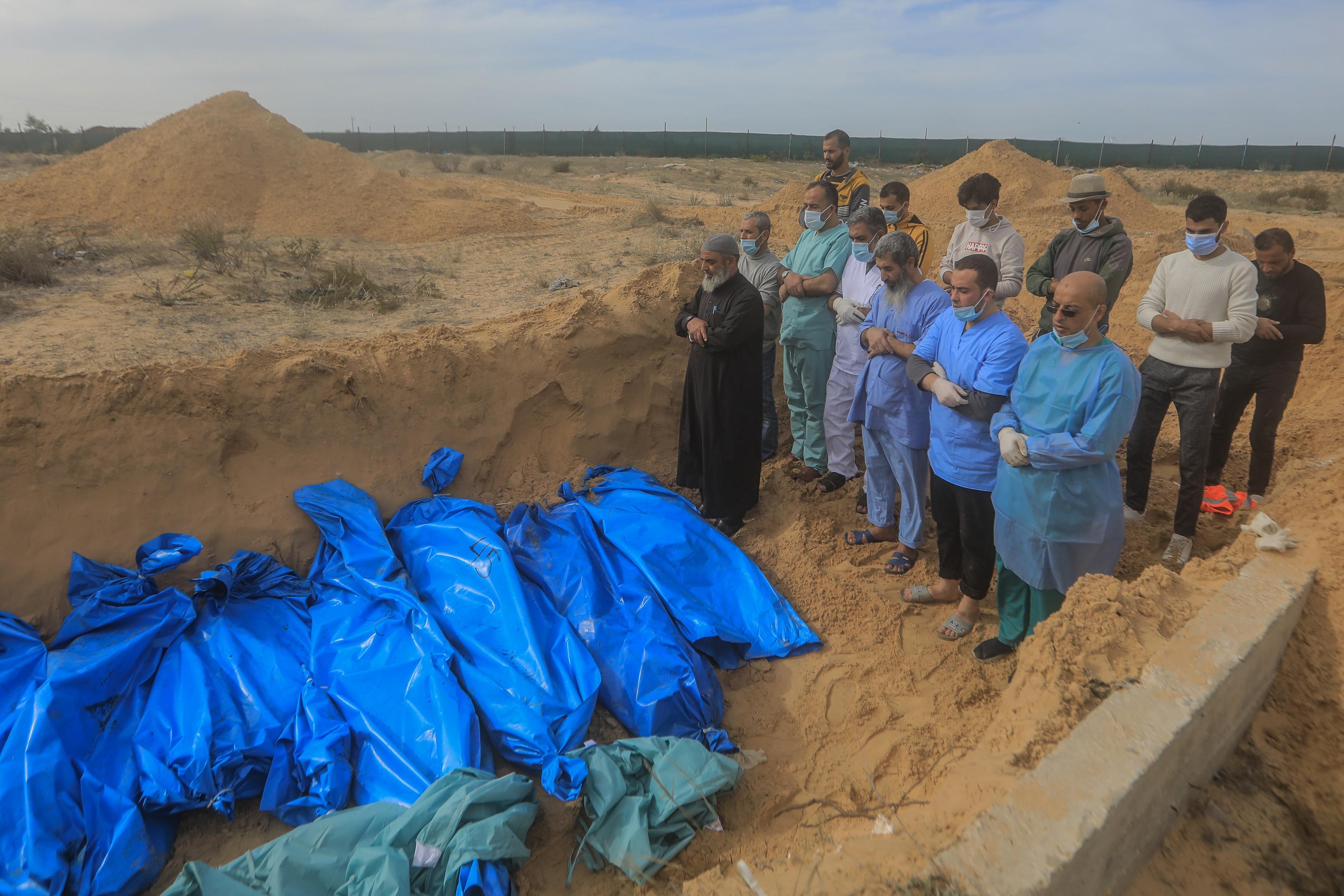 Încetarea focului în Gaza va începe joi, la 10:00, anunţă Hamas. Zeci de palestieni, îngropaţi în gropi comune. Cine sunt deţinuţii eliberaţi