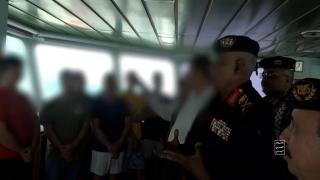 Primele imagini cu românul răpit în Marea Roşie. Marinarul are faţa blurată, dar poate fi recunoscut după tatuaje