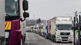 Camionagii şi agricultorii polonezi şi slovaci au blocat graniţa cu Ucraina. Doi şoferi ucraineni au murit şi mii de camioane stau în cozi pe ger