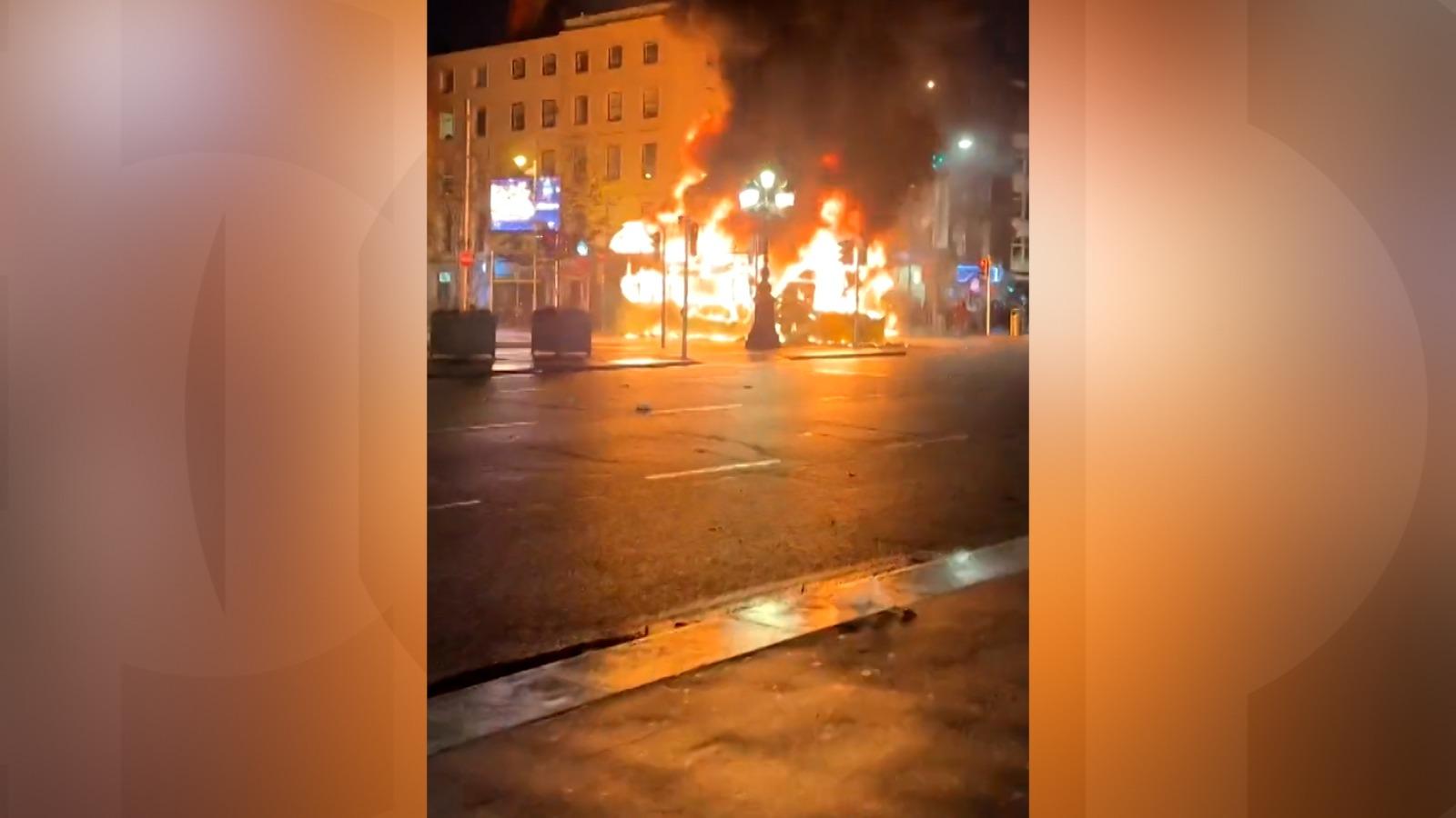 Proteste violente în Dublin. Maşini de poliţie, autobuze şi tramvaie, incendiate după ce 3 copii au fost înjunghiaţi lângă o şcoală