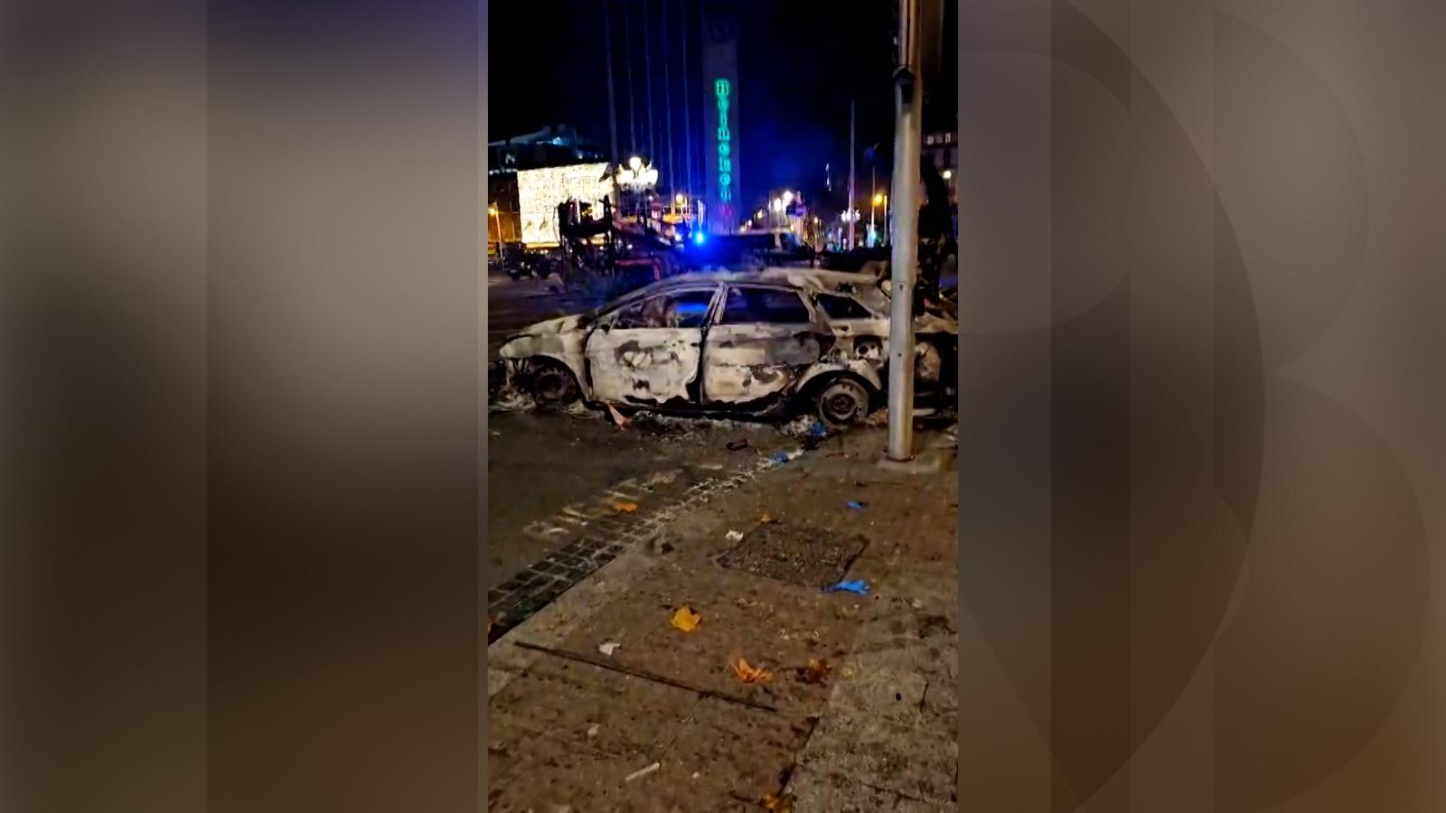Proteste violente în Dublin. Maşini de poliţie, autobuze şi tramvaie, incendiate după ce 3 copii au fost înjunghiaţi lângă o şcoală