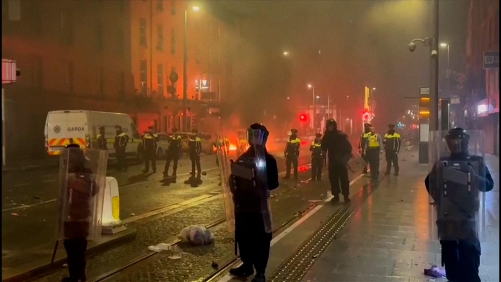 Proteste violente în Dublin. Maşini de poliţie, autobuze şi tramvaie, incendiate după ce 3 copii au fost înjunghiaţi lângă o şcoală