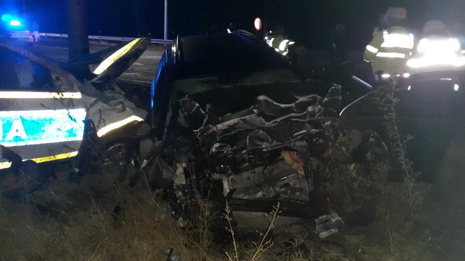 Un tânăr de 18 ani a furat o maşină şi a făcut prăpăd pe un drum din Brăila. A lovit o maşină a poliţiei şi alte 3 vehicule, într-o cursă nebună