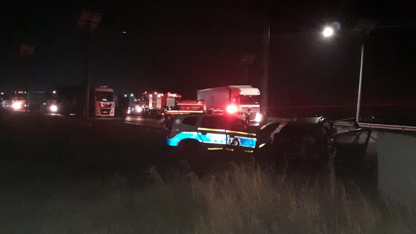 Un tânăr de 18 ani a furat o maşină şi a făcut prăpăd pe un drum din Brăila. A lovit o maşină a poliţiei şi alte 3 vehicule, într-o cursă nebună