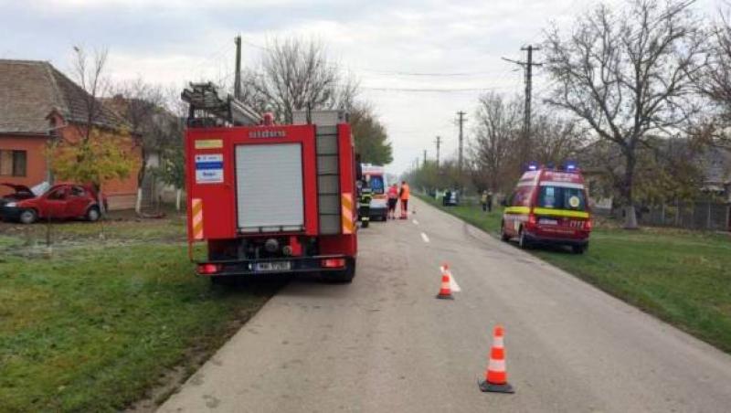 Şofer mort la 91 de ani, după ce a intrat cu maşina într-o dubiţă. Doi pasageri, răniţi în accidentul din Timiş